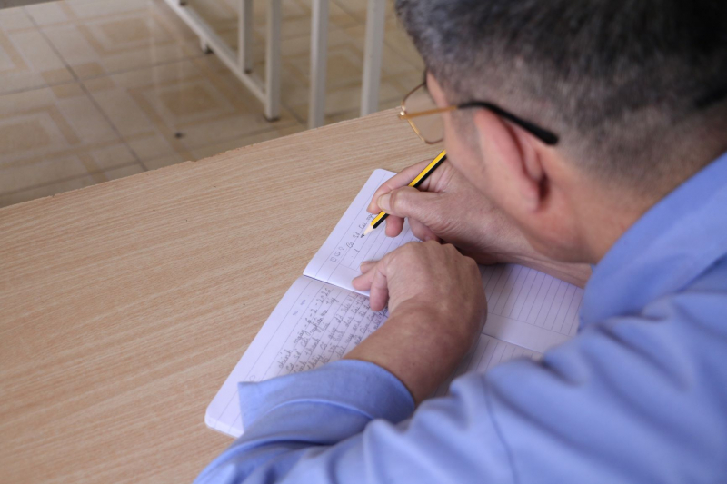 Ngày cầm bút đầu tiên của những “học sinh” ở tuổi xế chiều -0