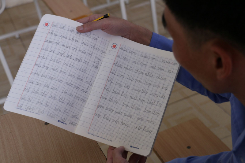 Ngày cầm bút đầu tiên của những “học sinh” ở tuổi xế chiều -0