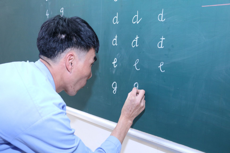 Ngày cầm bút đầu tiên của những “học sinh” ở tuổi xế chiều -0