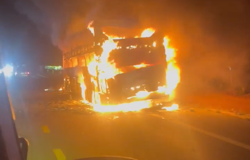 Xe khách giường nằm cháy dữ dội, 44 hành khách may mắn thoát nạn -0
