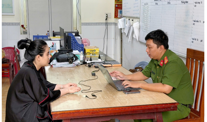 Bắt nhóm đối tượng đang “bay lắc” trong phòng ngủ -0