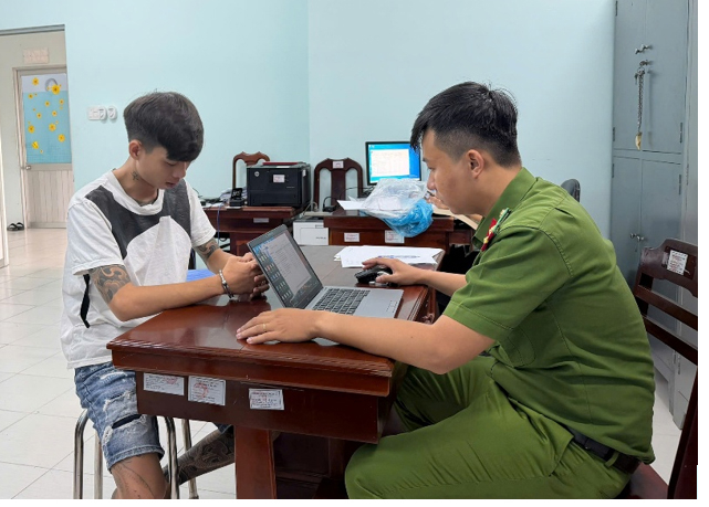 Bắt nhóm đối tượng đang “bay lắc” trong phòng ngủ -1