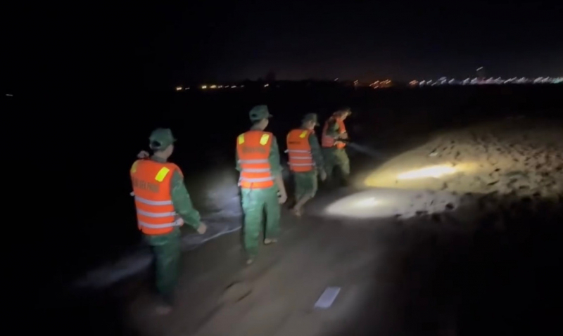 Tìm kiếm người tắm biển mất tích trong đêm -0