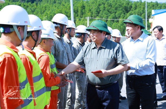 PM inspects key transport projects in central region -0