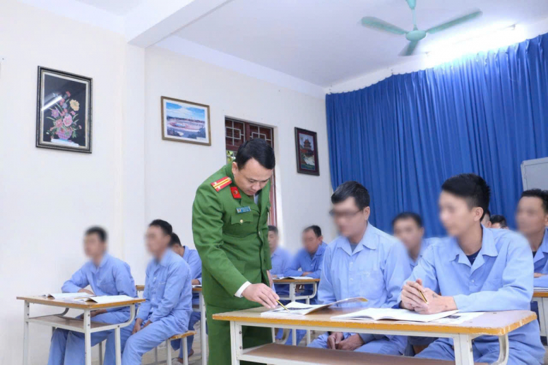 Ngày cầm bút đầu tiên của những “học sinh” ở tuổi xế chiều -0