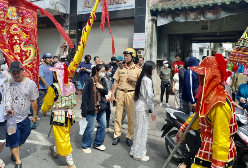 Công an đội nắng đảm bảo ANTT tại chuỗi lễ hội lớn trong năm ở khu Chợ Lớn -0