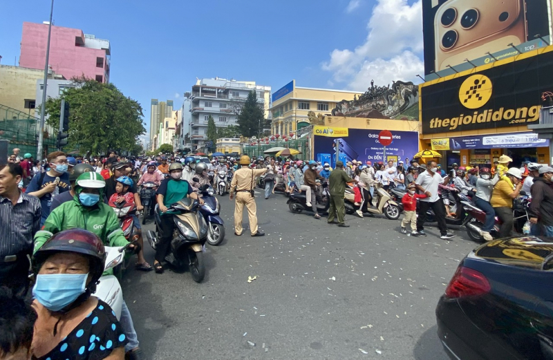 Công an đội nắng đảm bảo ANTT tại chuỗi lễ hội lớn trong năm ở khu Chợ Lớn -1