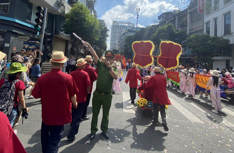 Công an đội nắng đảm bảo ANTT tại chuỗi lễ hội lớn trong năm ở khu Chợ Lớn -2