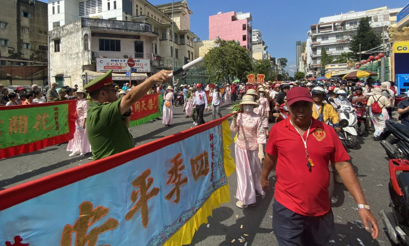 Công an đội nắng đảm bảo ANTT tại chuỗi lễ hội lớn trong năm ở khu Chợ Lớn -3