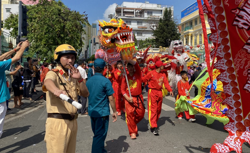 Công an đội nắng đảm bảo ANTT tại chuỗi lễ hội lớn trong năm ở khu Chợ Lớn -4