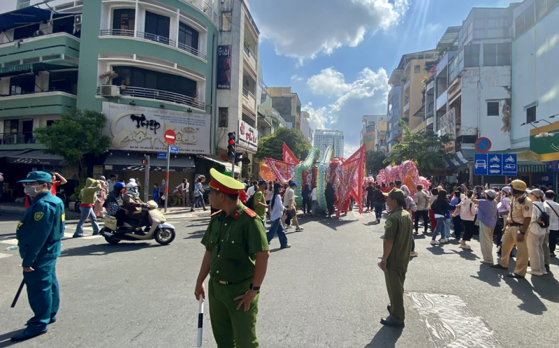 Công an đội nắng đảm bảo ANTT tại chuỗi lễ hội lớn trong năm ở khu Chợ Lớn -5