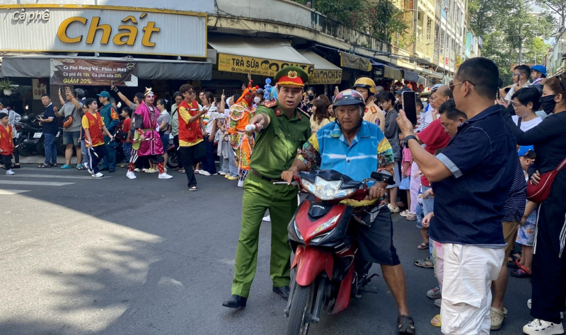 Công an đội nắng đảm bảo ANTT tại chuỗi lễ hội lớn trong năm ở khu Chợ Lớn -6