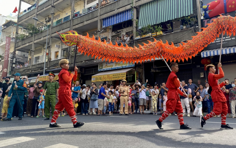 Công an đội nắng đảm bảo ANTT tại chuỗi lễ hội lớn trong năm ở khu Chợ Lớn -7
