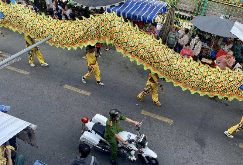 Công an đội nắng đảm bảo ANTT tại chuỗi lễ hội lớn trong năm ở khu Chợ Lớn -8