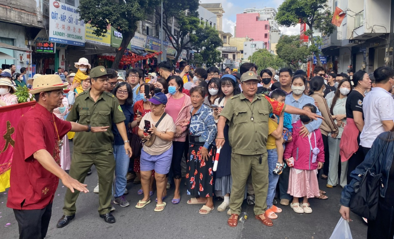 Công an đội nắng đảm bảo ANTT tại chuỗi lễ hội lớn trong năm ở khu Chợ Lớn -1