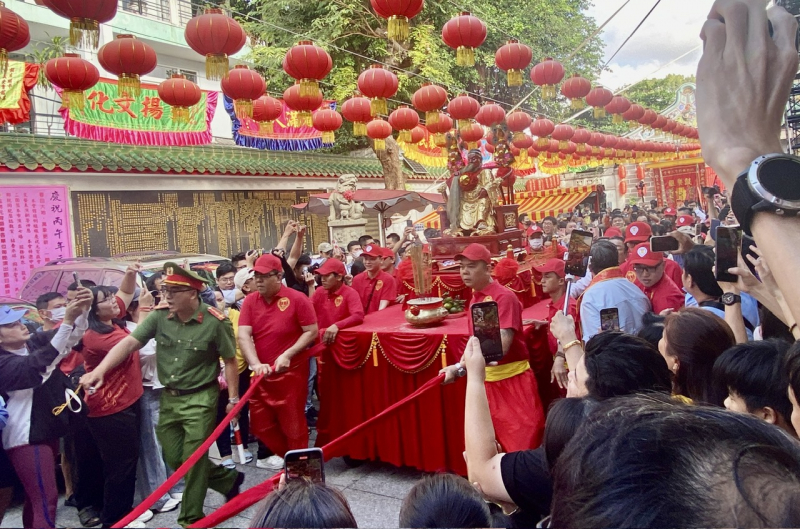 Công an đội nắng đảm bảo ANTT tại chuỗi lễ hội lớn trong năm ở khu Chợ Lớn -2