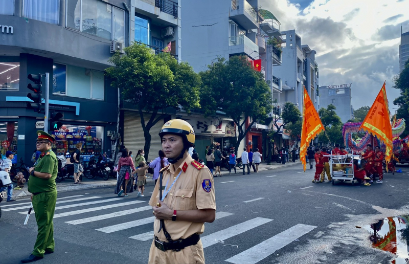 Công an đội nắng đảm bảo ANTT tại chuỗi lễ hội lớn trong năm ở khu Chợ Lớn -3