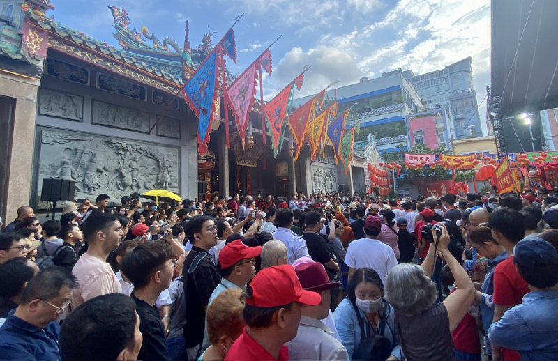 Công an đội nắng đảm bảo ANTT tại chuỗi lễ hội lớn trong năm ở khu Chợ Lớn -1