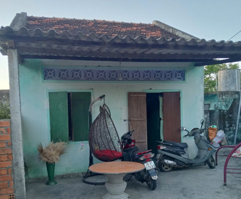            Cụ bà 90 tuổi bị cháu gái tâm thần cầm kéo gây thương tích  -0