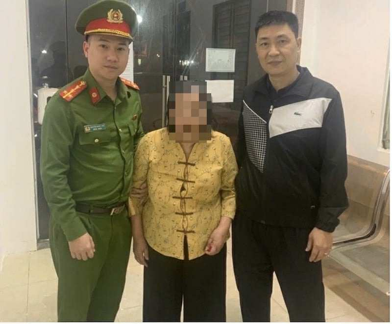 Công an phường Hoàng Mai tận tình giúp cụ bà đi lạc trở về gia đình an toàn -0
