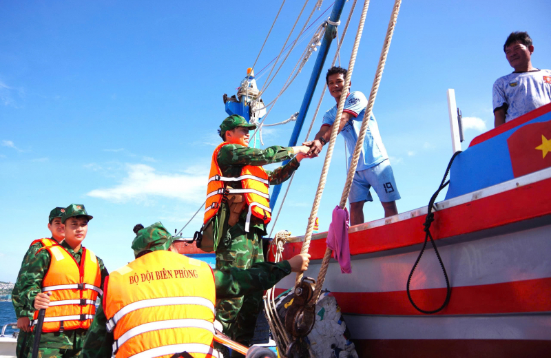 Bộ đội biên phòng Khánh Hòa bảo vệ vững chắc chủ quyền an ninh biên giới biển -0