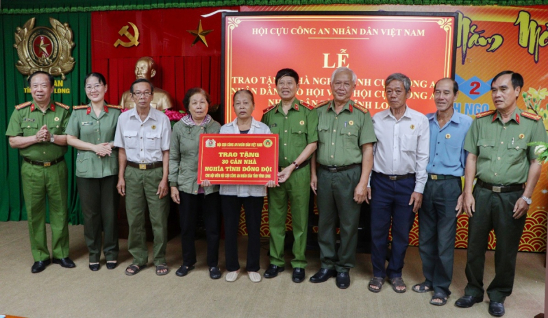 Hội Cựu Công an nhân dân Việt Nam hỗ trợ 1,8 tỷ đồng xây nhà nghĩa tình tại Vĩnh Long -0