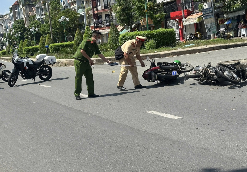 Va chạm với xe máy đang băng qua đường, 1 người tử vong -0