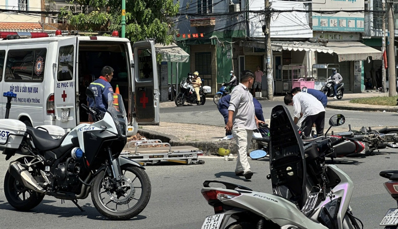 Va chạm với xe máy đang băng qua đường, 1 người tử vong -1