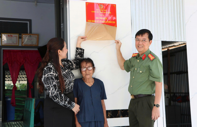 Bàn giao Nhà Tình nghĩa tặng thân nhân Liệt sĩ CAND -0