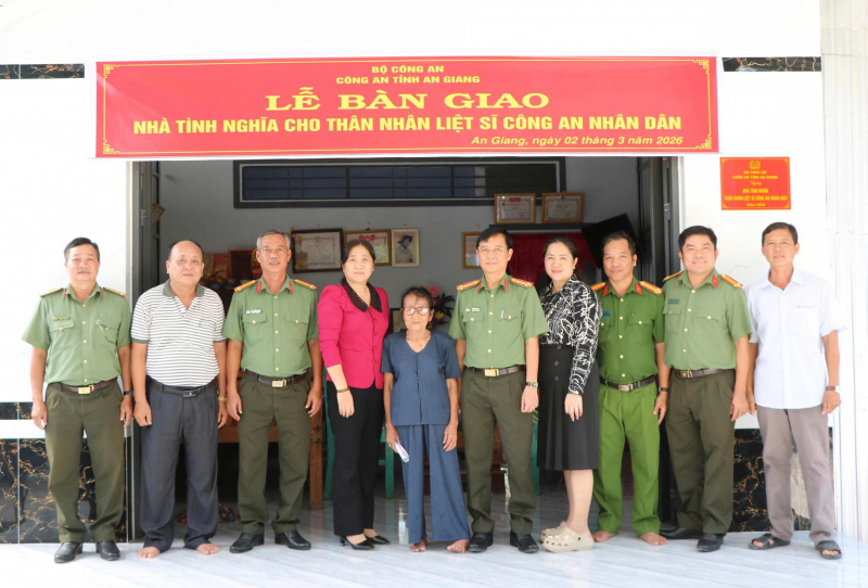 Bàn giao Nhà Tình nghĩa tặng thân nhân Liệt sĩ CAND -0