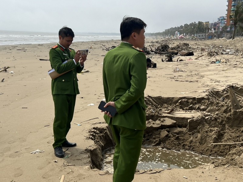 Lợi dụng thuỷ triều đổ thải bẩn ra biển Hải Tiến -0