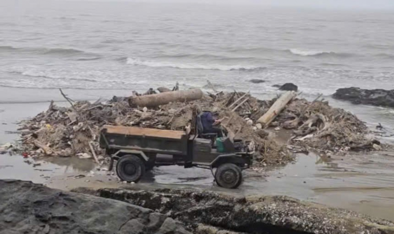 Lợi dụng thuỷ triều đổ thải bẩn ra biển Hải Tiến -0