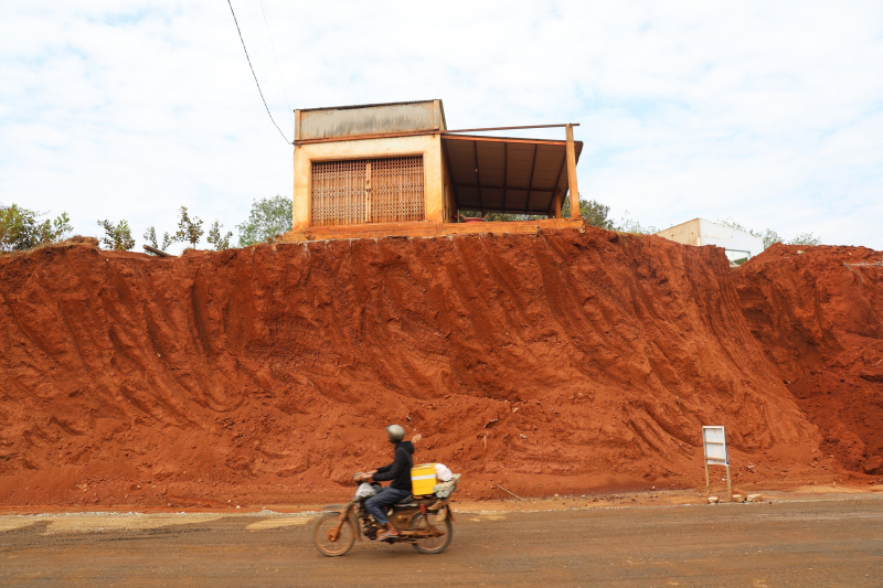 Hạ cốt nền đường ĐT753 khiến nhà dân “treo” bên vực sâu -0