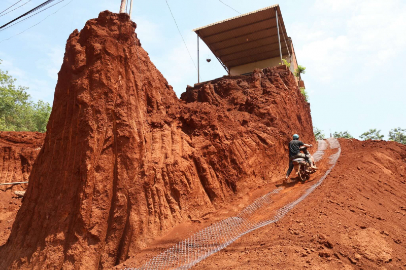 Hạ cốt nền đường ĐT753 khiến nhà dân “treo” bên vực sâu -0