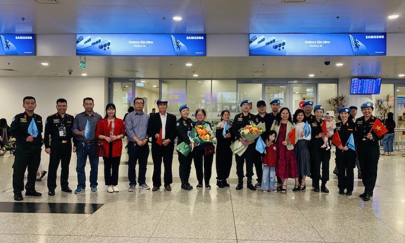 Rưng rưng xúc động được đặt chân trên mảnh đất thân yêu của Tổ quốc -0