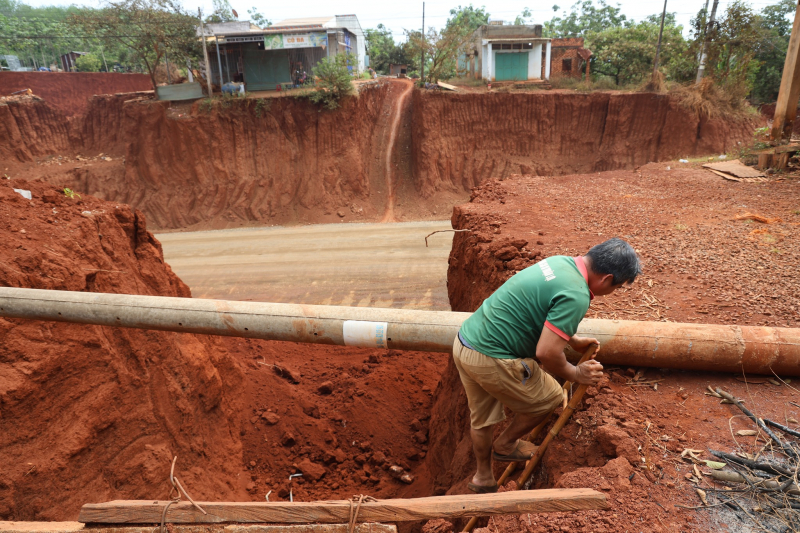Hạ cốt nền đường ĐT753 khiến nhà dân “treo” bên vực sâu -0