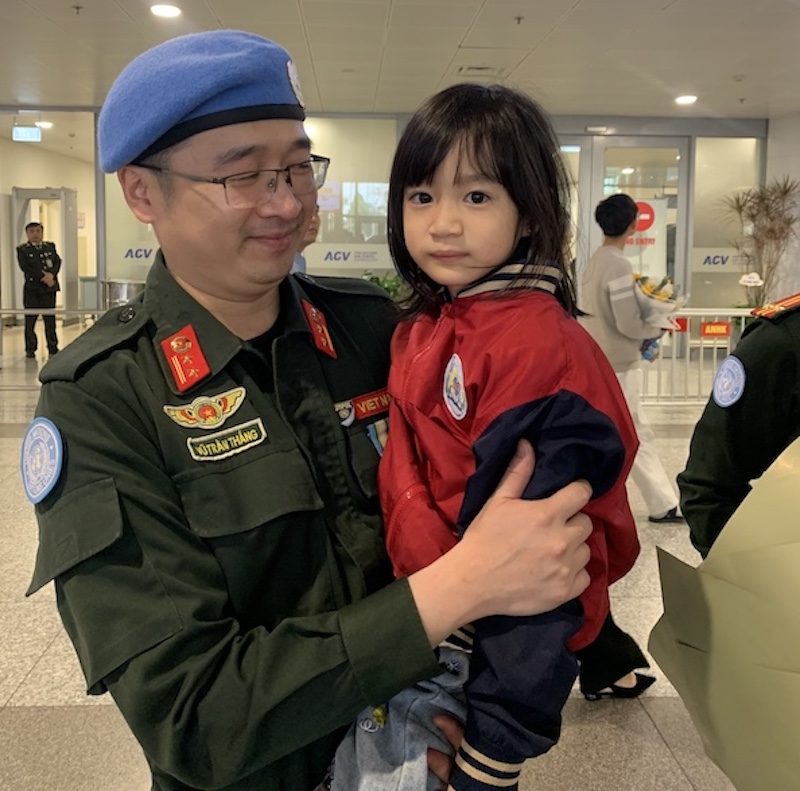 Rưng rưng xúc động được đặt chân trên mảnh đất thân yêu của Tổ quốc -0