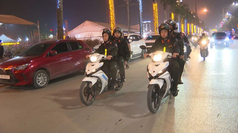 Công an xã rà soát chặt chẽ danh sách cử tri, sẵn sàng cho ngày bầu cử -0