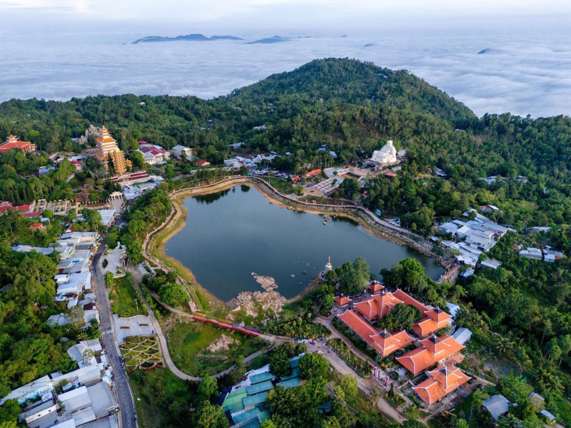 Đỉnh thiêng Núi Cấm thắp sáng ước nguyện -0