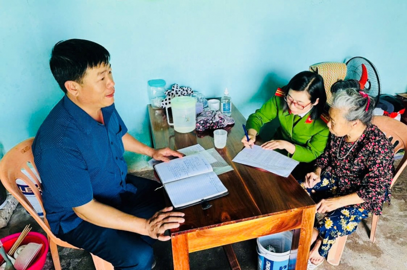 Công an xã rà soát chặt chẽ danh sách cử tri, sẵn sàng cho ngày bầu cử -0