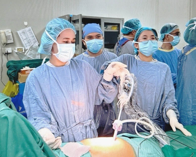 Đau bụng âm ỉ, đi khám phát hiện cùng lúc mắc 2 loại ung thư -0