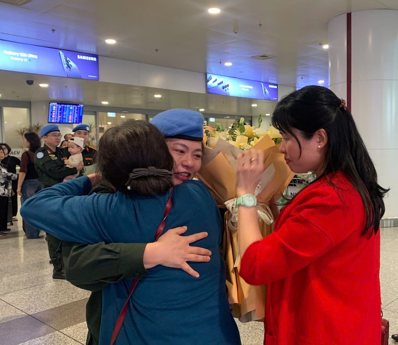 Rưng rưng xúc động được đặt chân trên mảnh đất thân yêu của Tổ quốc -0