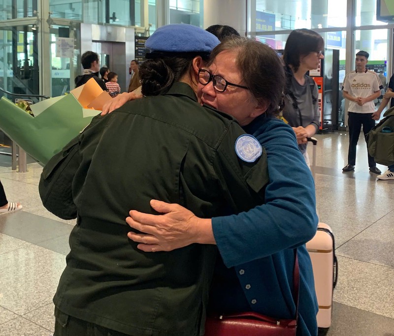 Rưng rưng xúc động được đặt chân trên mảnh đất thân yêu của Tổ quốc -1