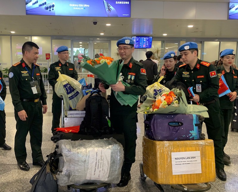 Rưng rưng xúc động được đặt chân trên mảnh đất thân yêu của Tổ quốc -0