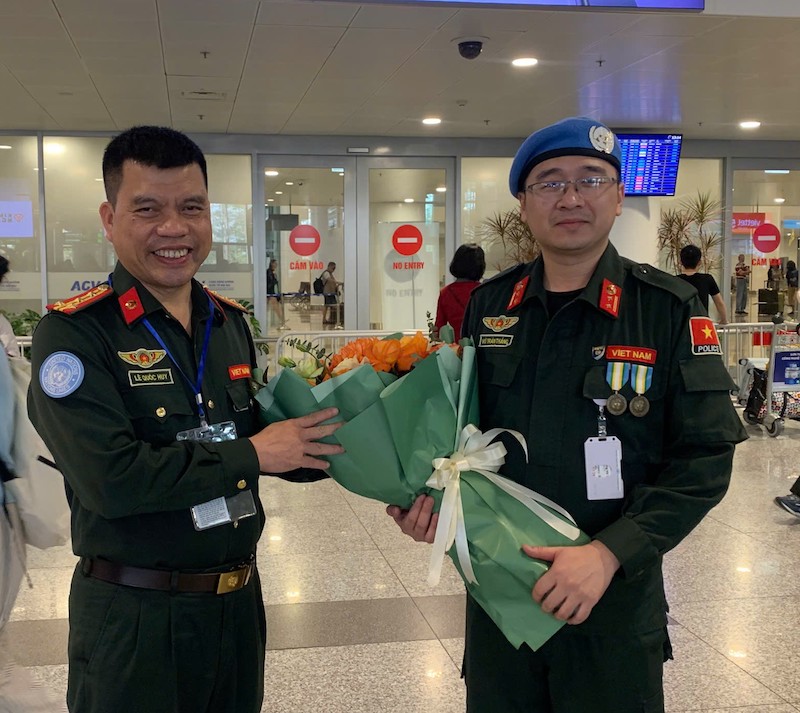 Rưng rưng xúc động được đặt chân trên mảnh đất thân yêu của Tổ quốc -0