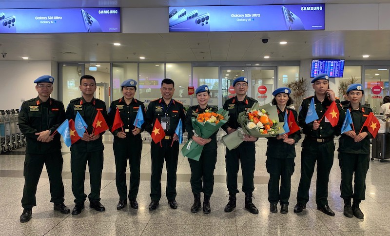 Rưng rưng xúc động được đặt chân trên mảnh đất thân yêu của Tổ quốc -0