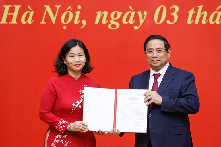 Thủ tướng trao quyết định chỉ định Phó Bí thư Đảng ủy Chính phủ và bổ nhiệm lãnh đạo 4 bộ, cơ quan ngang Bộ -0