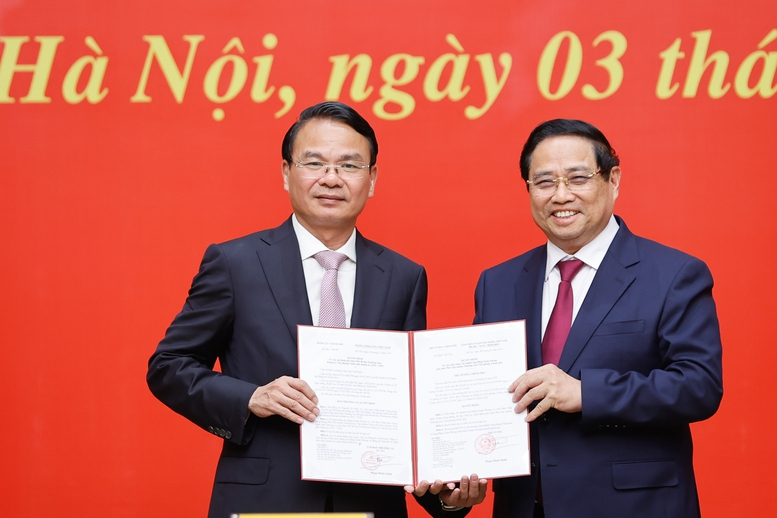 Thủ tướng trao quyết định chỉ định Phó Bí thư Đảng ủy Chính phủ và bổ nhiệm lãnh đạo 4 bộ, cơ quan ngang Bộ -0