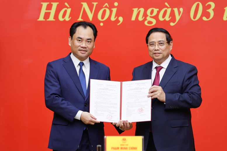 Thủ tướng trao quyết định chỉ định Phó Bí thư Đảng ủy Chính phủ và bổ nhiệm lãnh đạo 4 bộ, cơ quan ngang Bộ -0