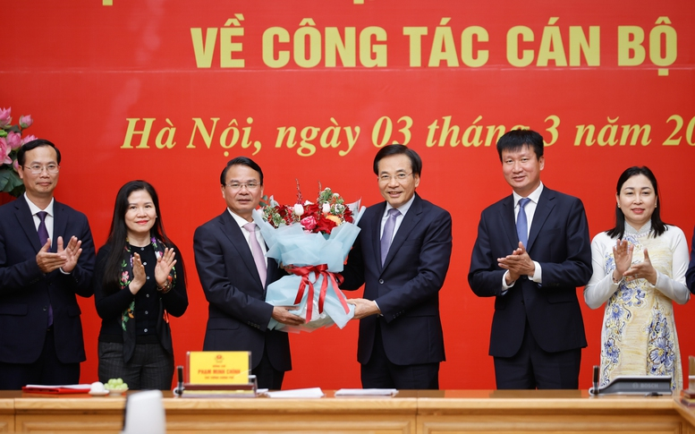Thủ tướng trao quyết định chỉ định Phó Bí thư Đảng ủy Chính phủ và bổ nhiệm lãnh đạo 4 bộ, cơ quan ngang Bộ -0